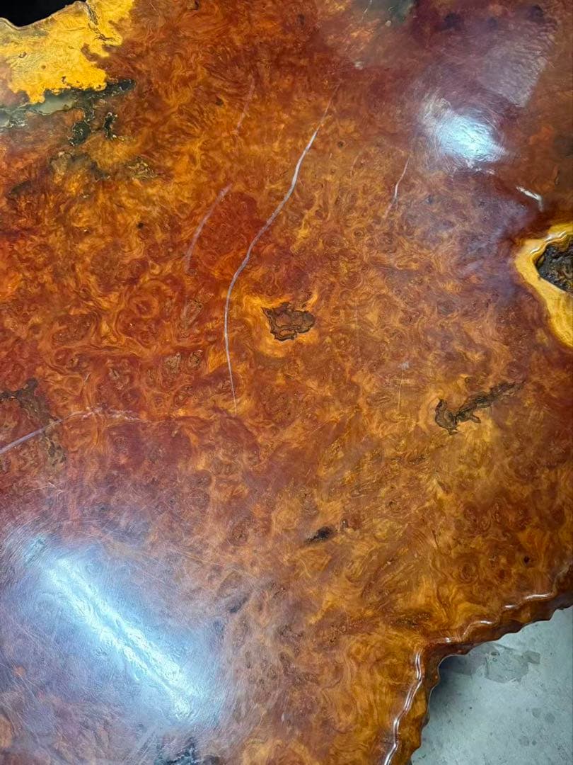 バール材の自然形状座卓