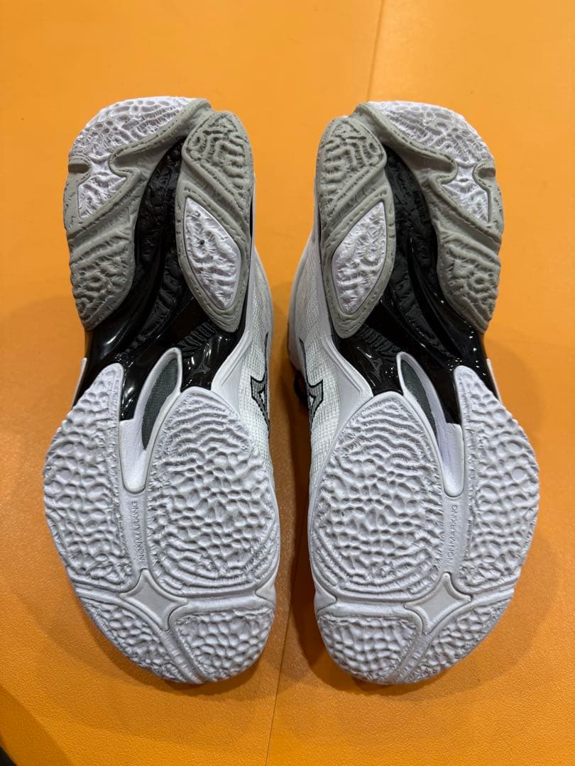 Mizuno バレーボール シューズ 24cm 最新モデル　2、3回のみ使用