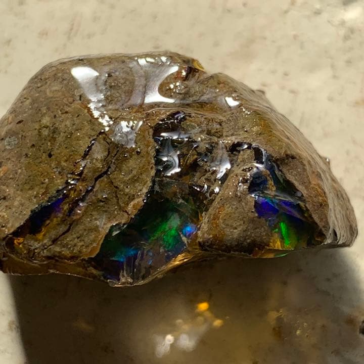 母岩の隙間に光り輝くオパール原石100ct/鉱物標本