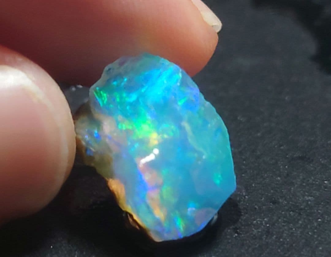 エチオピアウェロ産　チョーク　オパール　鉱物標本　原石　虹色