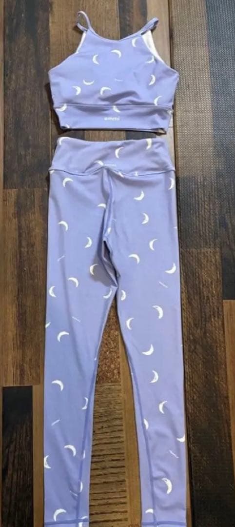 新品同　emmi yogaエミヨガ　ヨガウェア　ラベンダー×月柄　ペイントタッチ