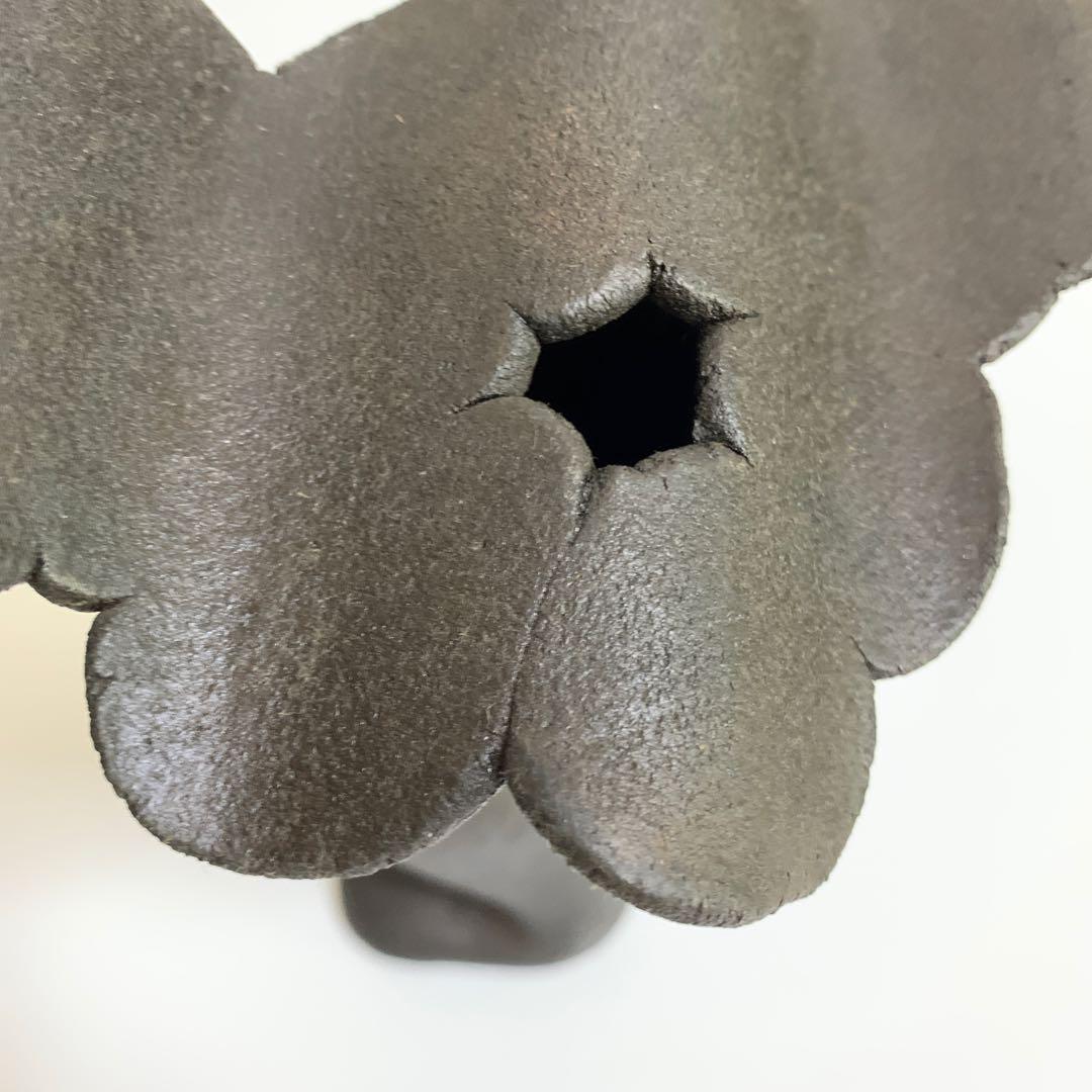 あらたにみさ子さん作　黒陶花入　銘「浮き雲」　共箱・共布・陶歴付