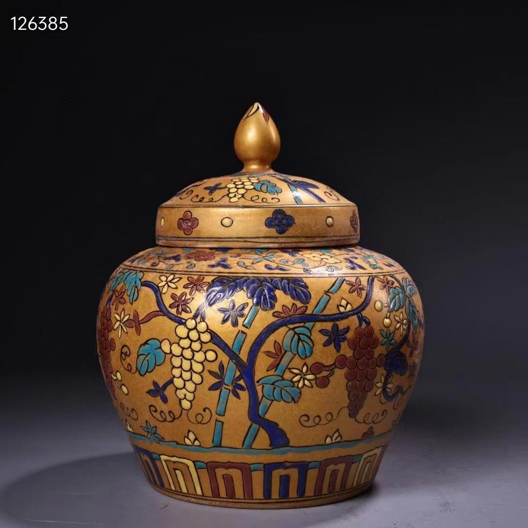 中国古美術・宮廷の御蔵品・純手描きの金粉彩磁器の壺・儲物缶・漆箱付・置物・案頭
