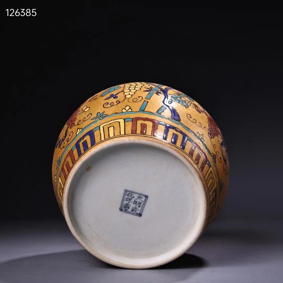 中国古美術・宮廷の御蔵品・純手描きの金粉彩磁器の壺・儲物缶・漆箱付・置物・案頭