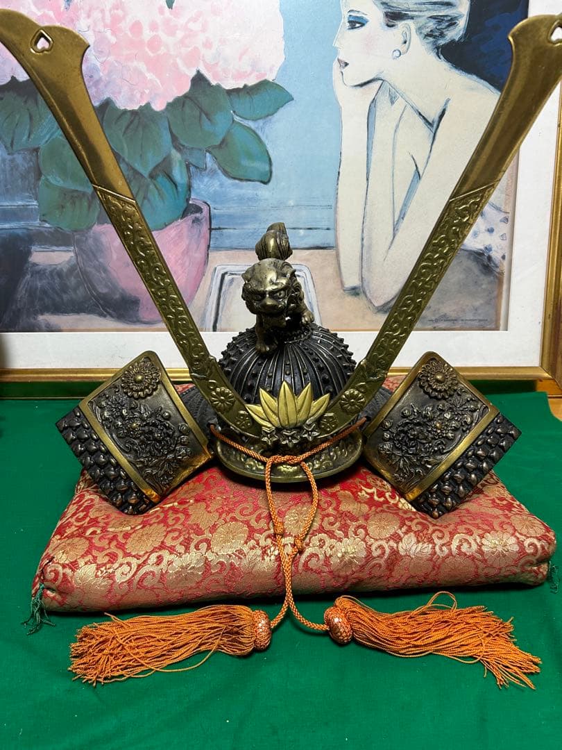 源九郎義経　獅子頭の出世兜の置物