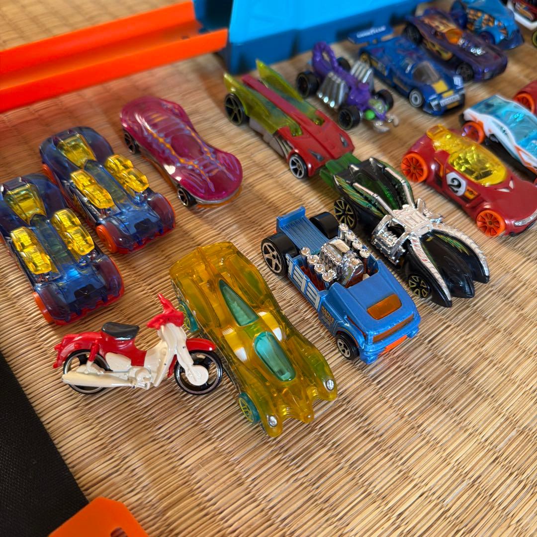 Hot Wheels トラックとミニカーセット