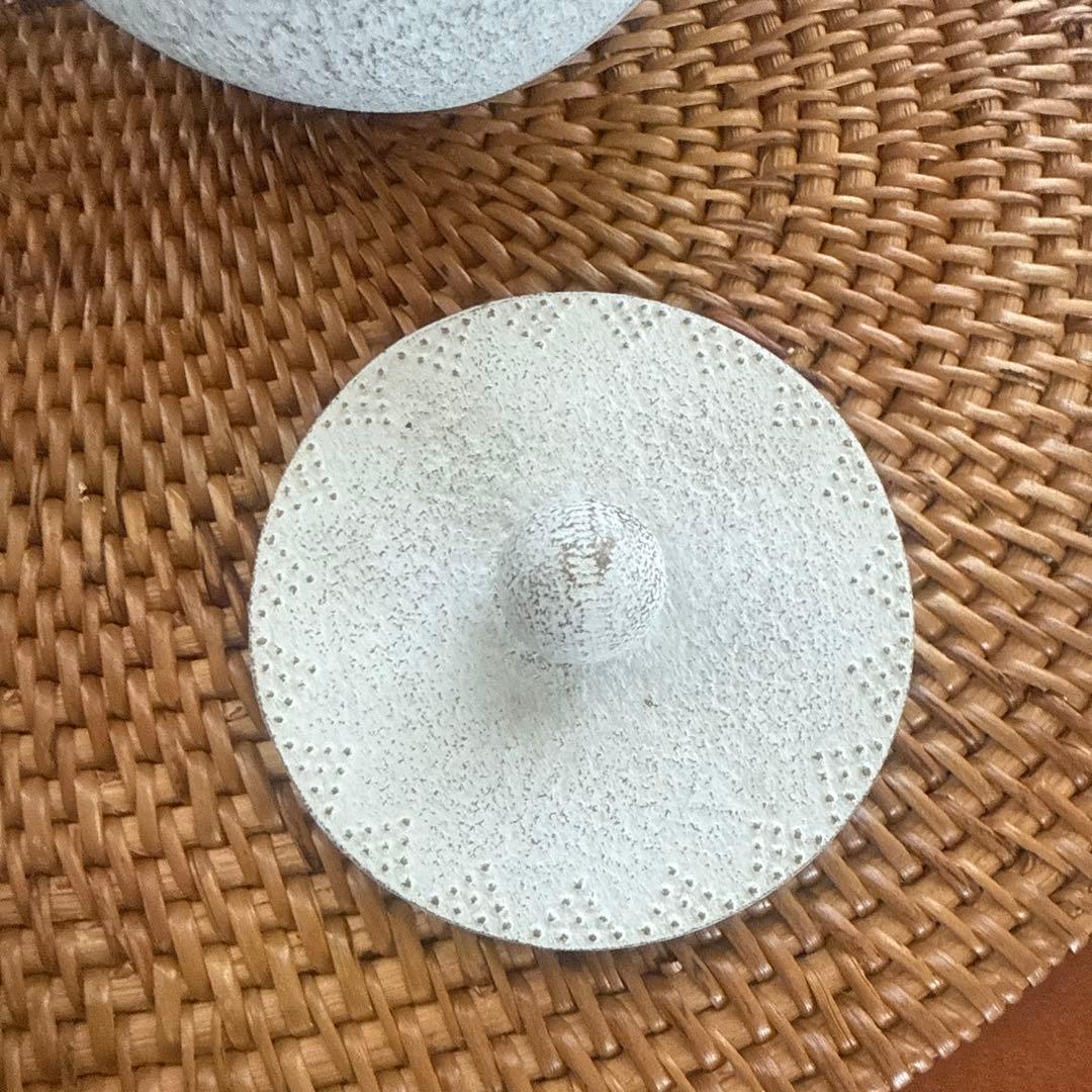 白い鋳鉄製鉄瓶とスタンドアンシャンテジャポン