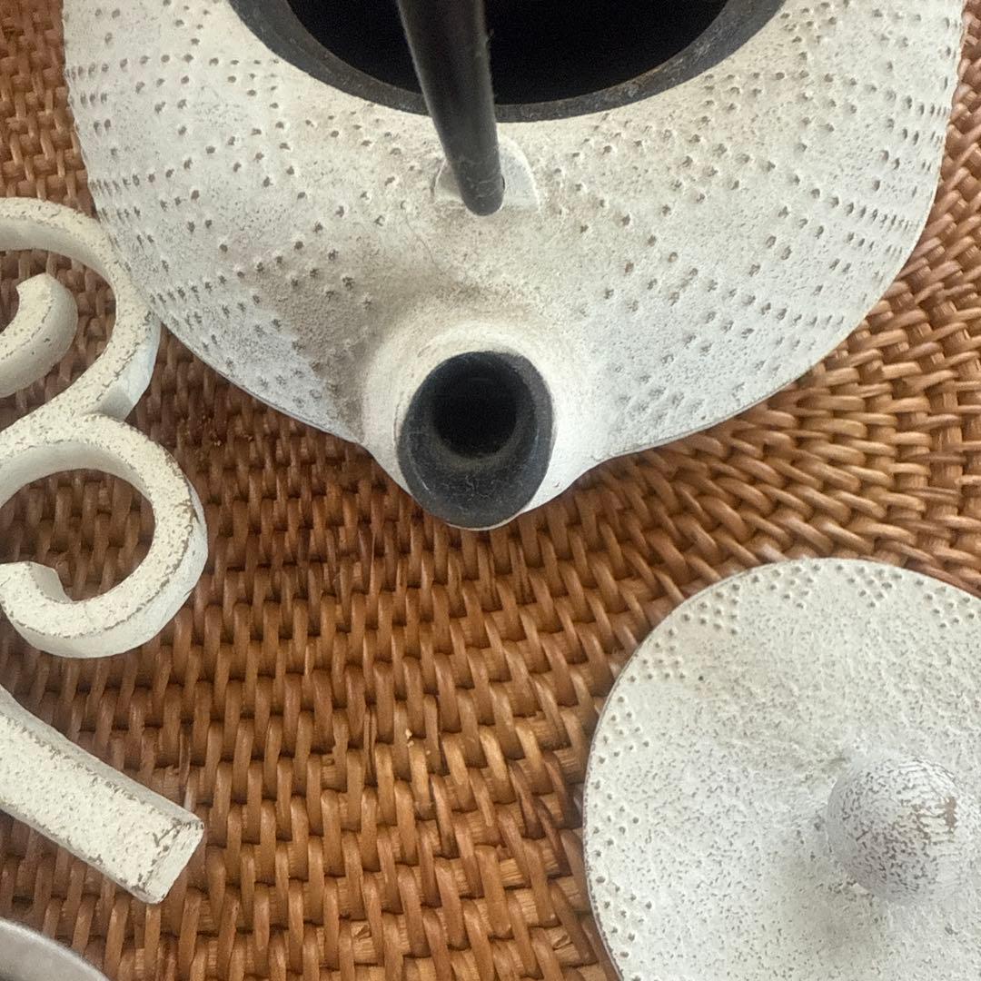 白い鋳鉄製鉄瓶とスタンドアンシャンテジャポン