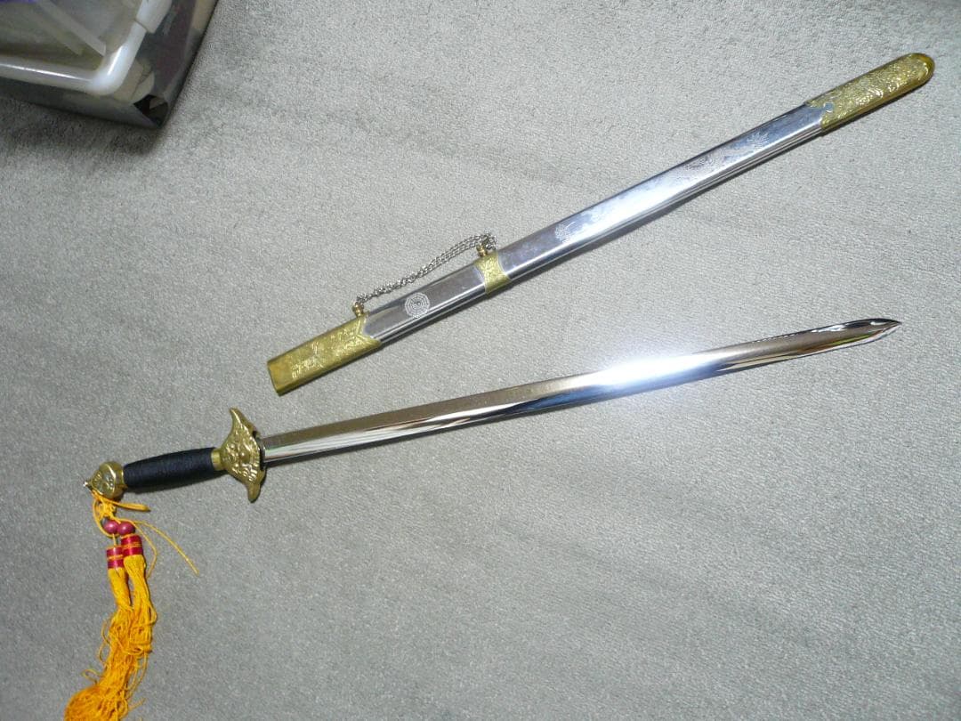 中国剣 レプリカ 模造刀 金属鞘 糸巻柄 真鍮 龍彫り 太極剣