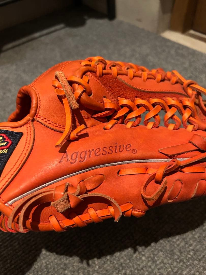 Slugger Aggressive オレンジグローブ 右投げ用
