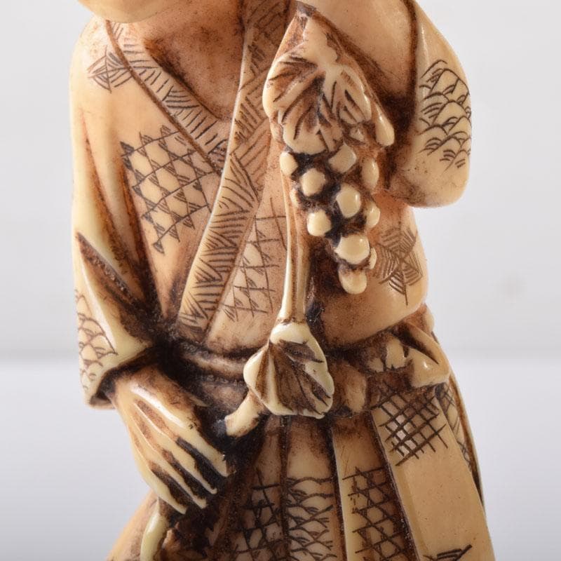 獣骨彫刻　セイウチ牙　翁像　人物像　在銘　置物　時代箱　M　7448