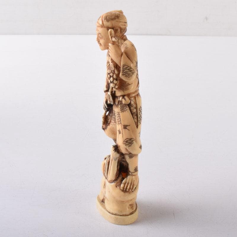 獣骨彫刻　セイウチ牙　翁像　人物像　在銘　置物　時代箱　M　7448