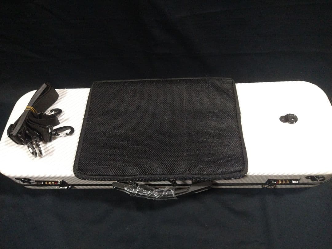 珍しい 、美しいデザインの 手作り バイオリン　カーボンファイバーケース＆弓付き