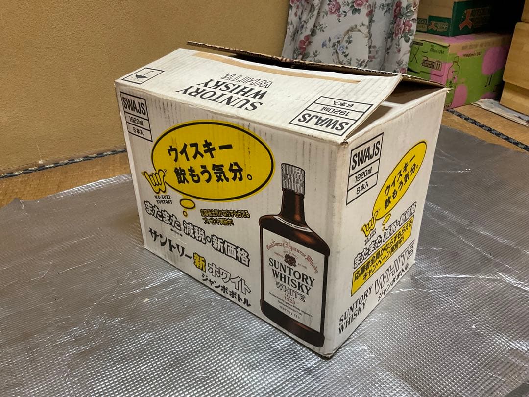 SUNTORY・WHISKY・WHITE。since 1923 1920ml。