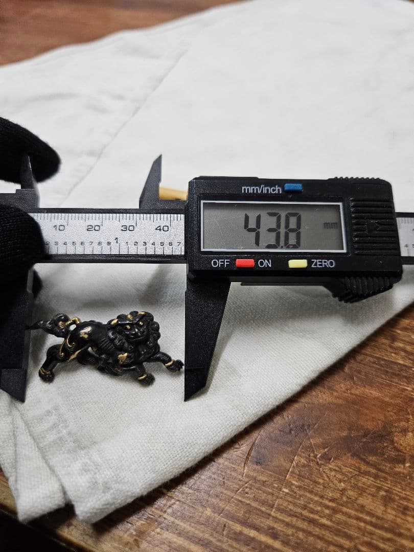 日本のアンティーク 金象嵌 目貫 刀装具 唐獅子 三嶋 在銘 純 製