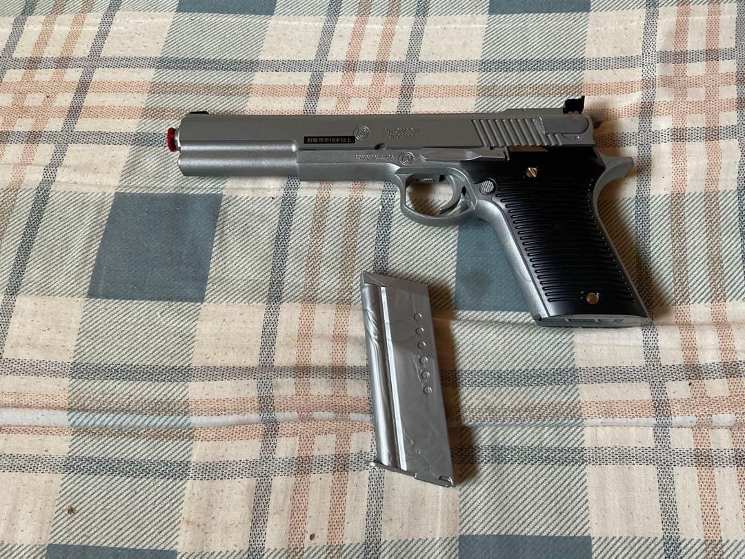 AUTOMAG III ハイグレードタイプ。6mmBB弾使用　対象年齢10才以上