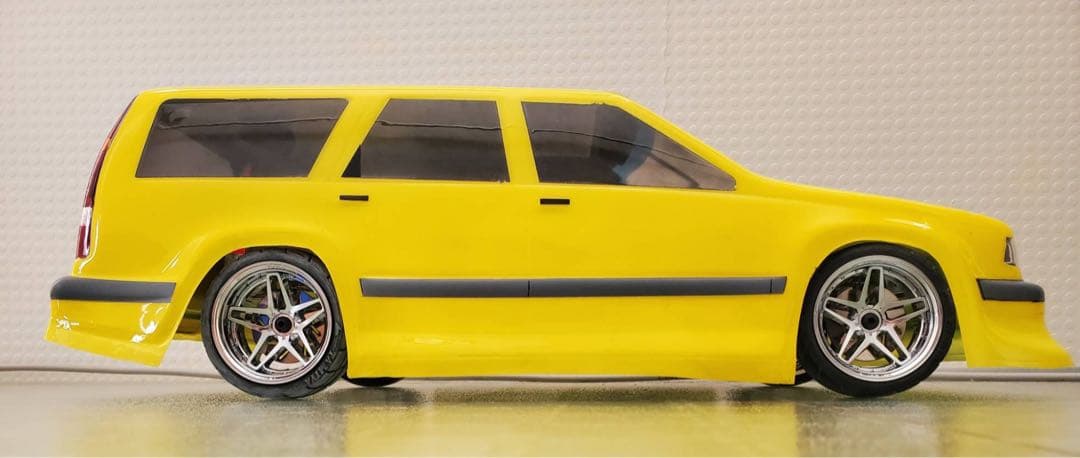 値下げ！ラジコン1/10ボディ　ボルボ850 エステート　黄色　新品　塗装済み。