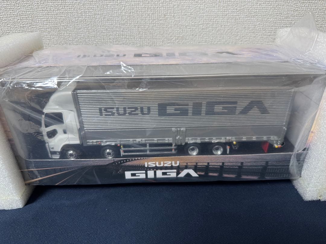 【新品未開封】ISUZU GIGA 1/43 ミニカー　トラック