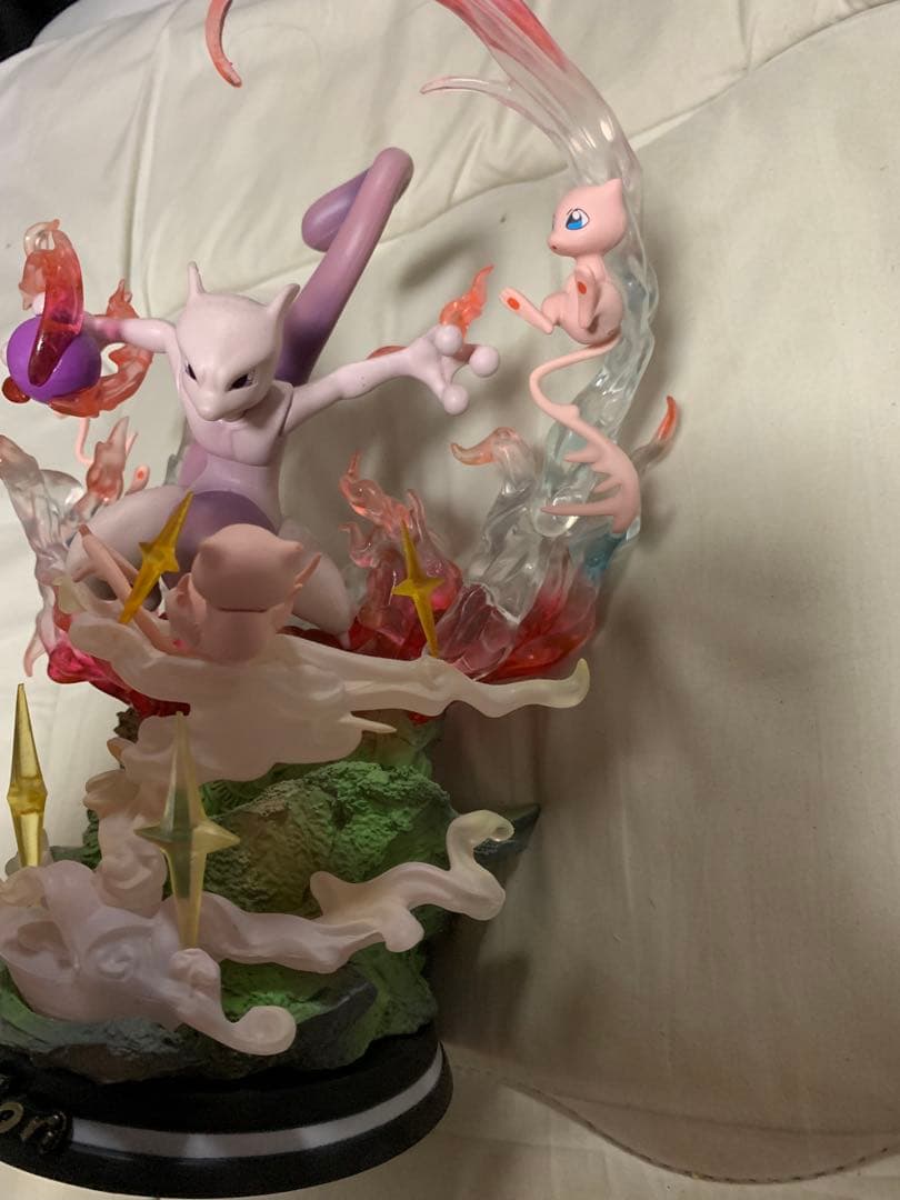 ミュウツー ミュウ フィギュア　海外フィギュア　発光ギミックあり