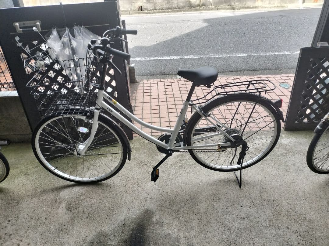 自転車 シティサイクル ホワイト 6段ギア オートライト