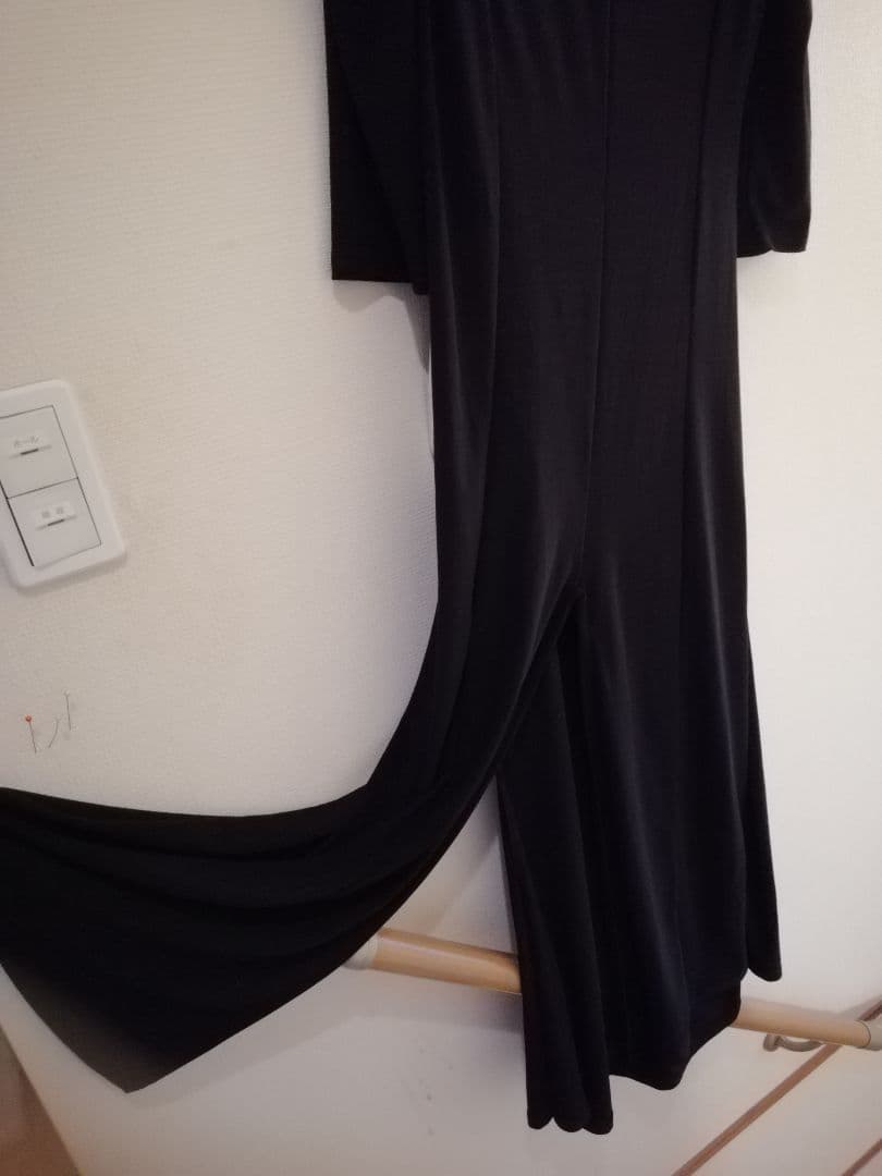 前後Vネックパフスリーブ、スレンダー でスタイリッシュなワンピースドレス♪新品