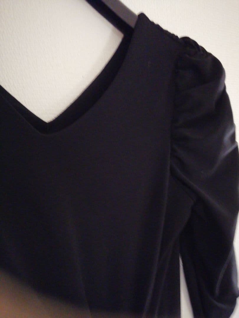 前後Vネックパフスリーブ、スレンダー でスタイリッシュなワンピースドレス♪新品