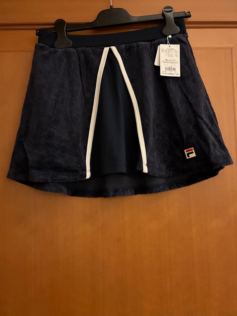 フィラ　テニスウェア　紺色スコート　Mサイズ　新品