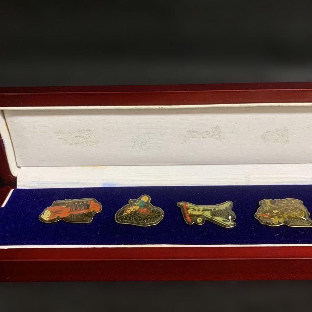 軽井沢ワールドトイミュージアム開館記念ピンバッチセット 2004 年