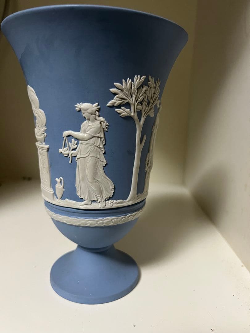 ウエッジウッド　青い陶器の浮彫り花瓶 高さ約20cm