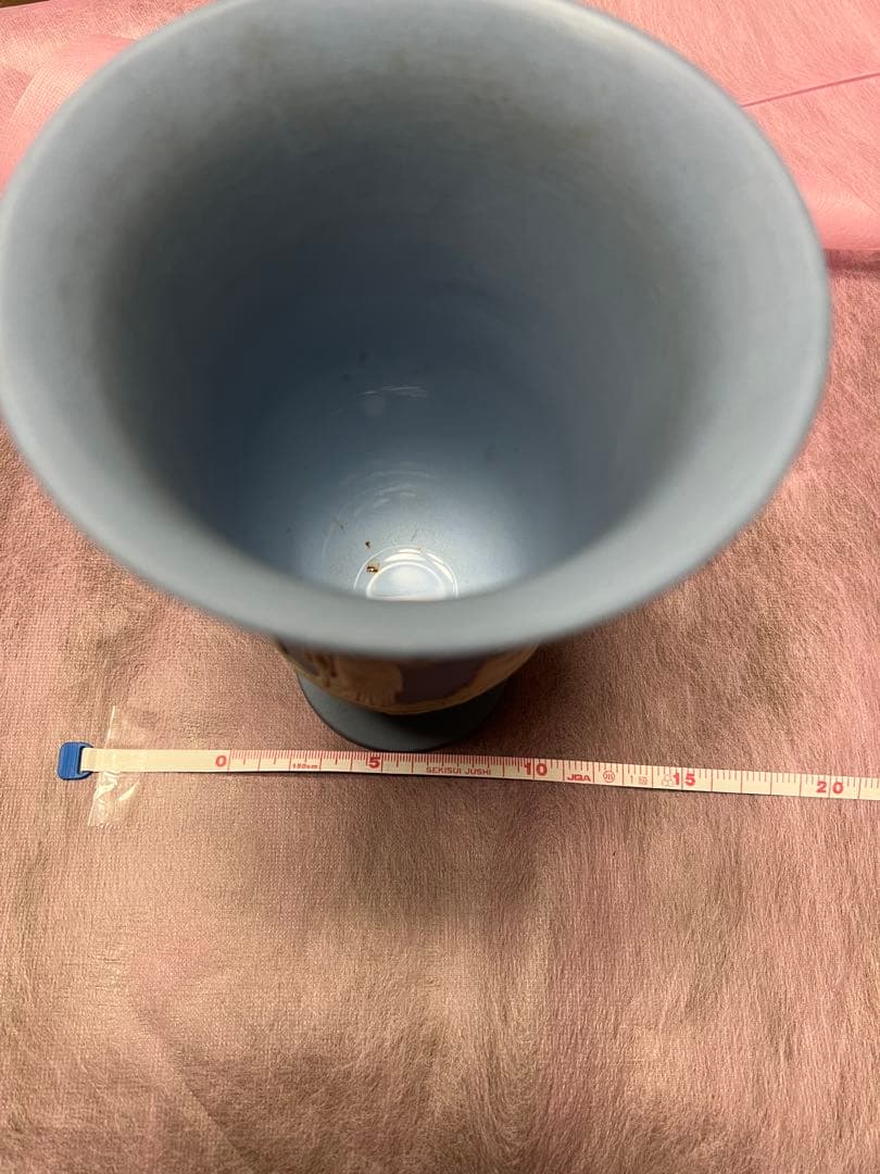 ウエッジウッド　青い陶器の浮彫り花瓶 高さ約20cm