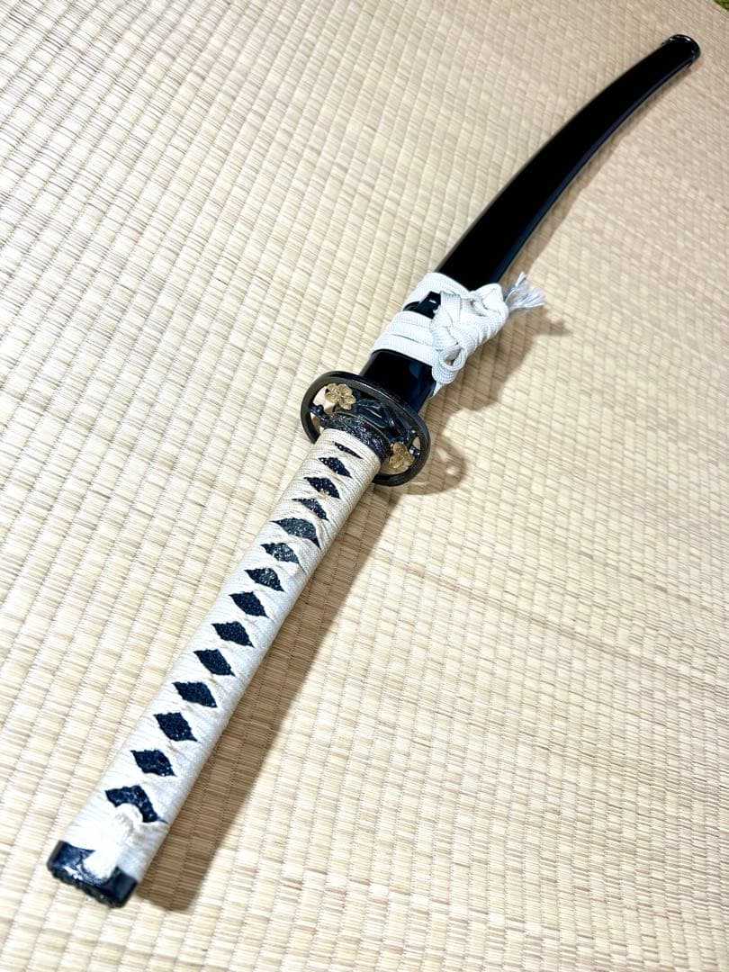 模造刀 太刀　※刀身に樋があり、鍔に花模様のある刀！