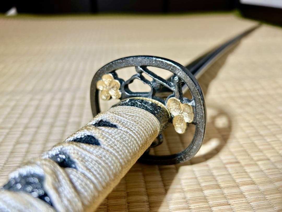 模造刀 太刀　※刀身に樋があり、鍔に花模様のある刀！