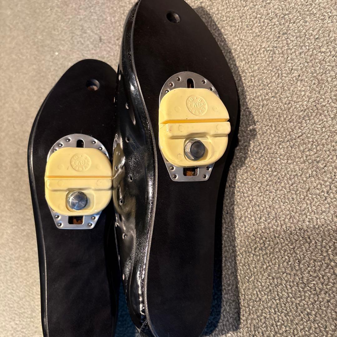 イタリア製DEUGI 103エナメルタイプ黒　サイズ41 1/2 傷有り