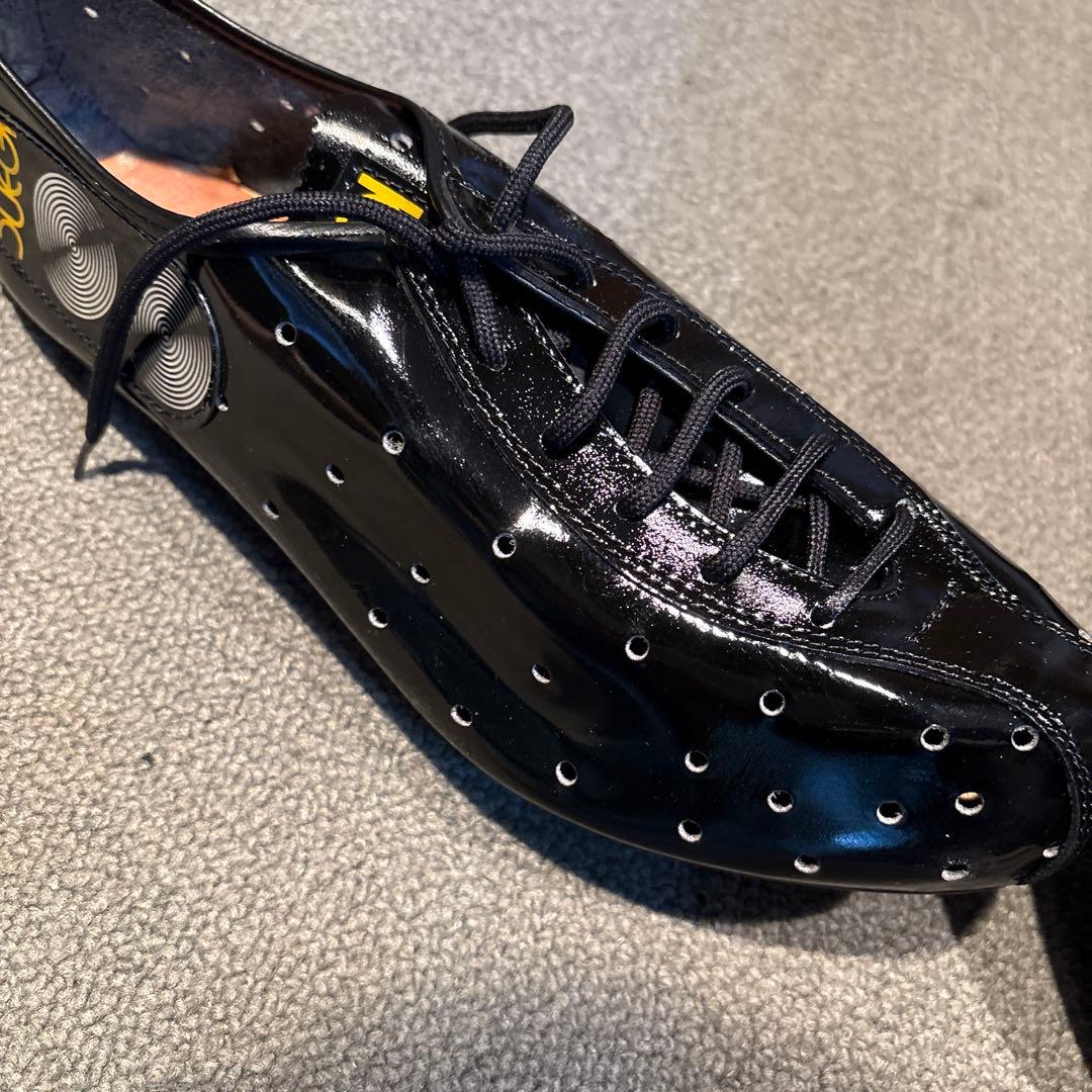 イタリア製DEUGI 103エナメルタイプ黒　サイズ41 1/2 傷有り