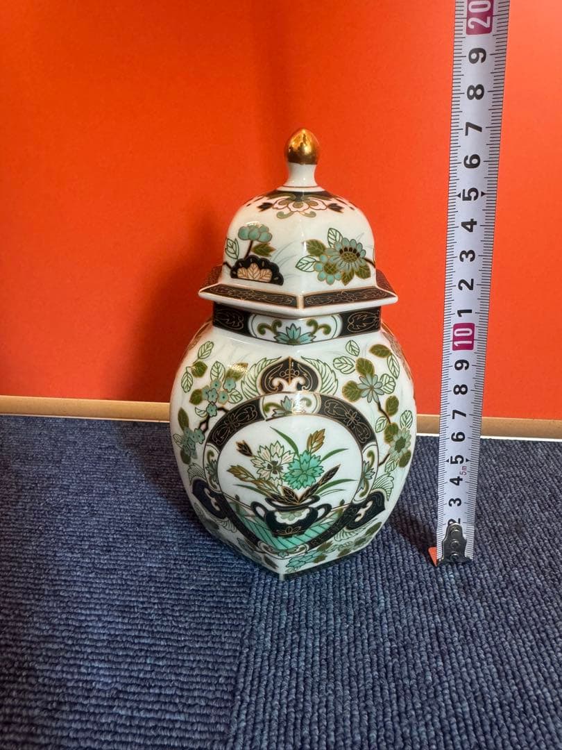 2028 有田焼 前山陶器 染錦山 庫山窯 金ラインの花柄模様 六角飾り壺