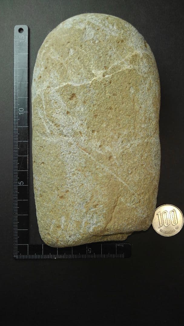 磨製石斧(出土品)　旧石器時代　【約13㎝×7・5㎝×3・5㎝】約750gです。