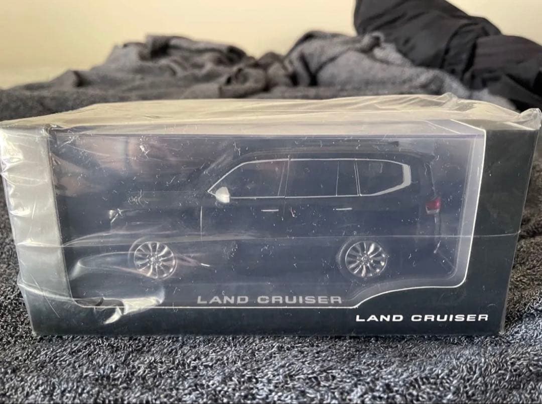 【非売品】新品未開封ランドクルーザー300(1/30スケール ダイキャスト製)