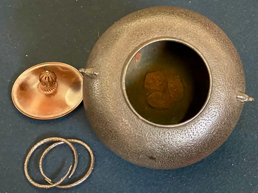 「祖」 唐銅 鬼面風炉釜 鋳師 金森紹栄 平丸釜 釜鐶 共箱 （129F①）