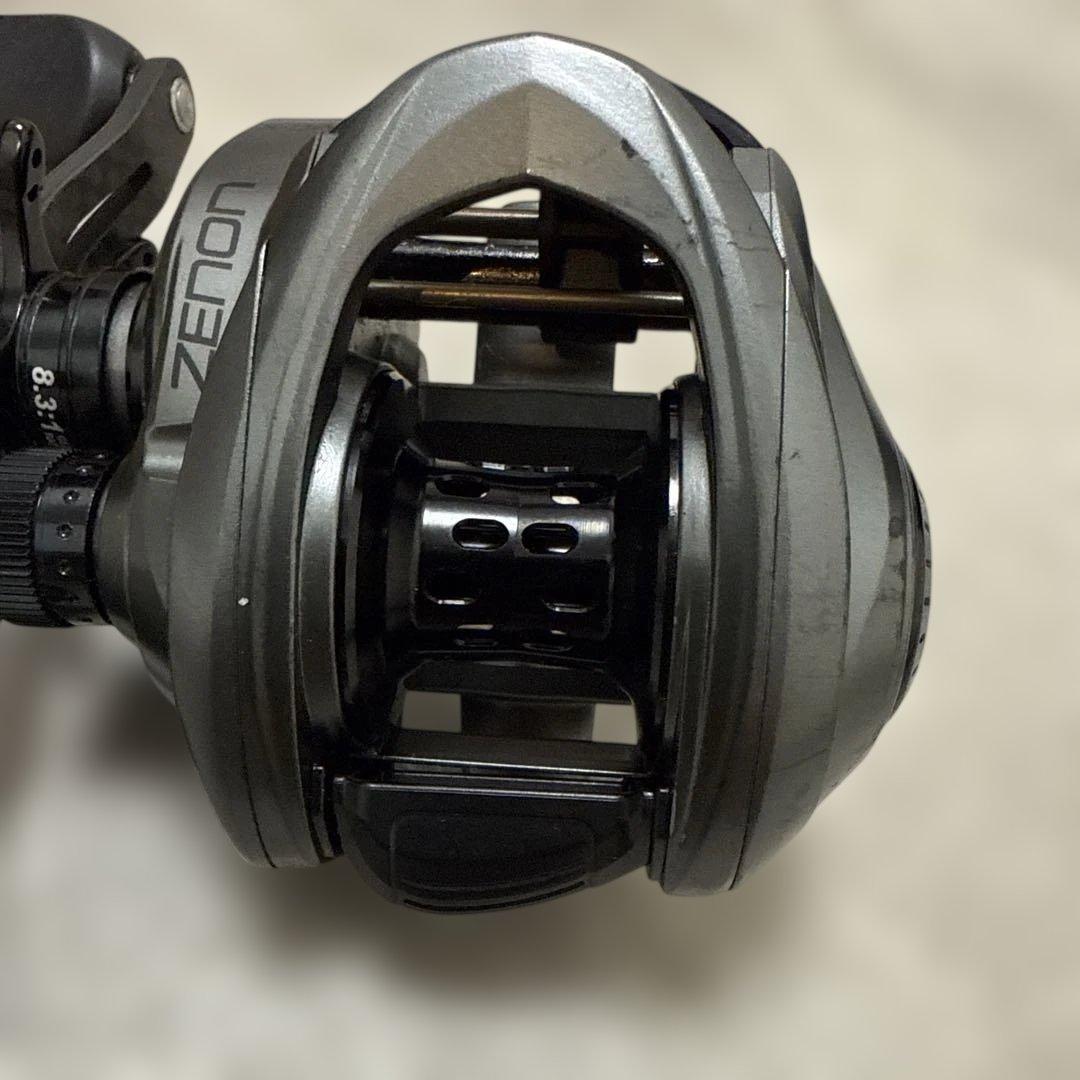 アブガルシア　ゼノン MG-X 8.3SHS-L　ハイギア(左)