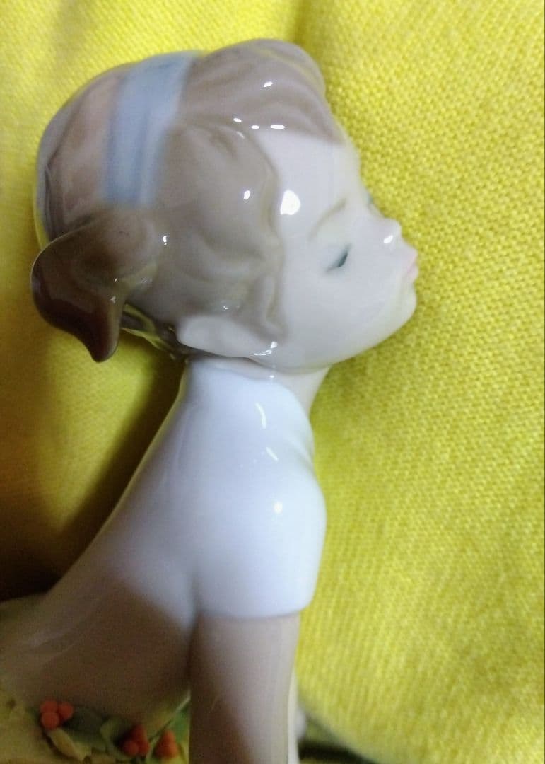 リヤドロのポーセリン（磁器）製フィギュリンOopsy Daisy