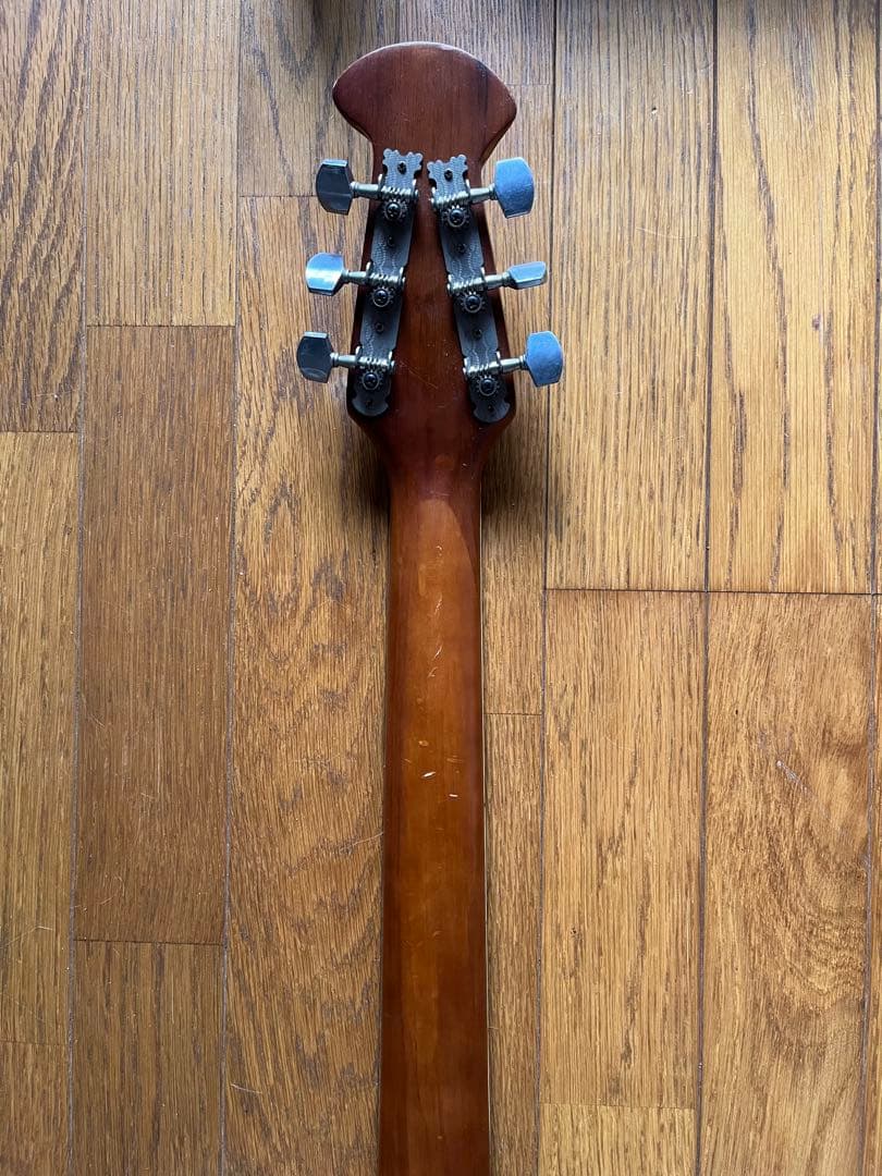 オベーションタイプのグラデーショングリーン虎目のアコースティックギター