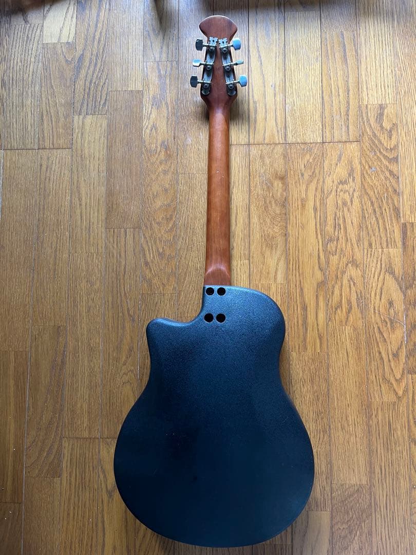 オベーションタイプのグラデーショングリーン虎目のアコースティックギター