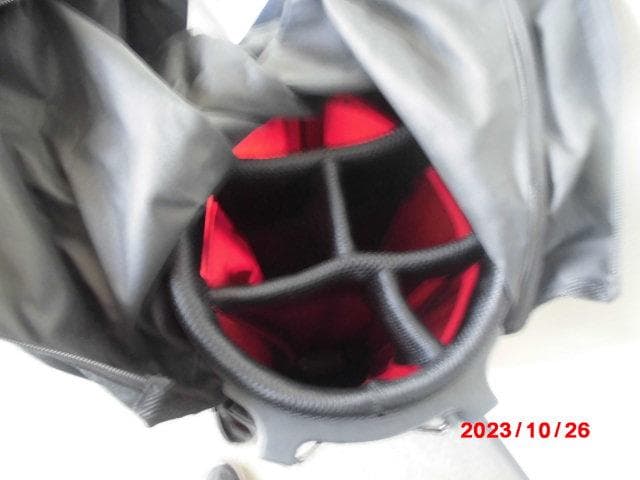 なかなかモダンなゴルフバッグ新品未使用です！
