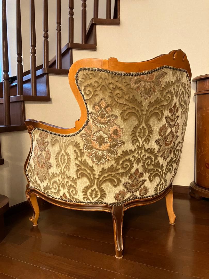 【イタリア製】美しい彫刻の高級アンティークソファ 木製椅子 ベージュ ゴブラン