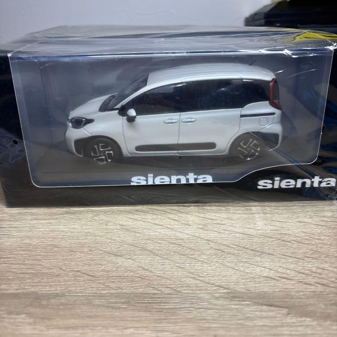 【新品未開封】トヨタ シエンタ ホワイトパール 1/30カラーサンプルミニカー