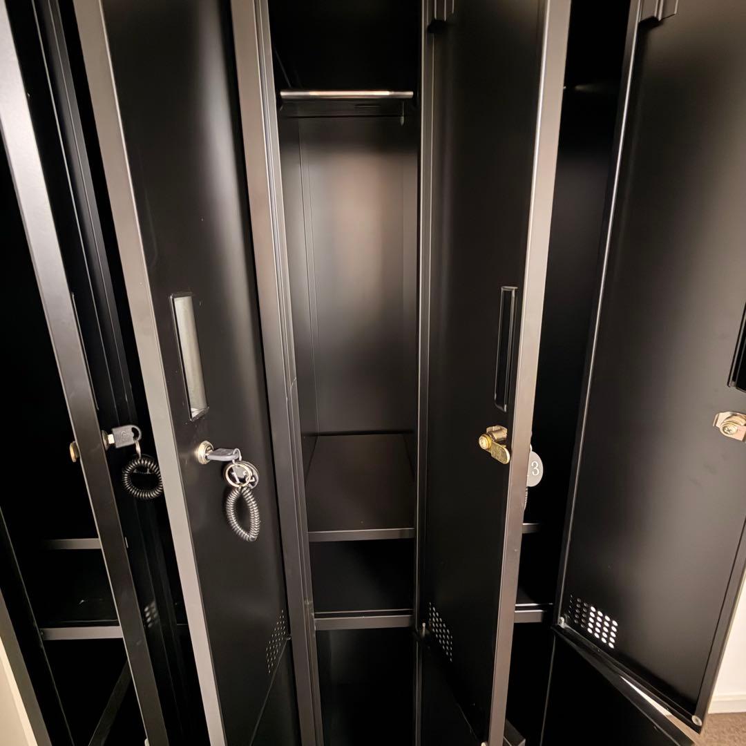 ブラックスチール製鍵付きオフィスロッカー 8人用