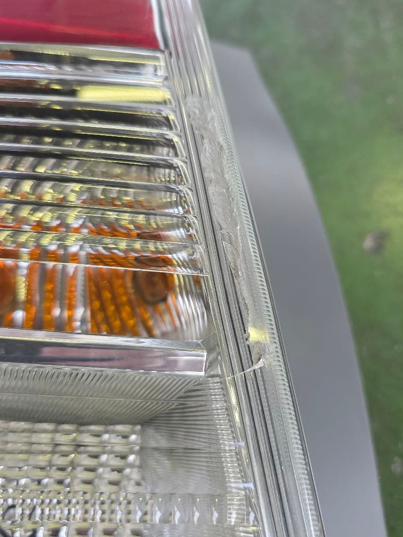 テールライト プリウスα‬ 後期型 左側 小傷割れあり