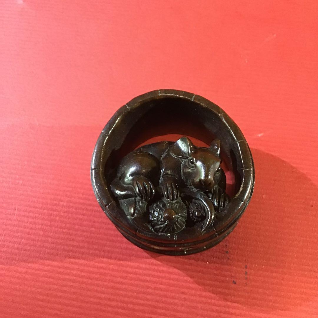 根付　桶に福鼠　黒檀材質　N13