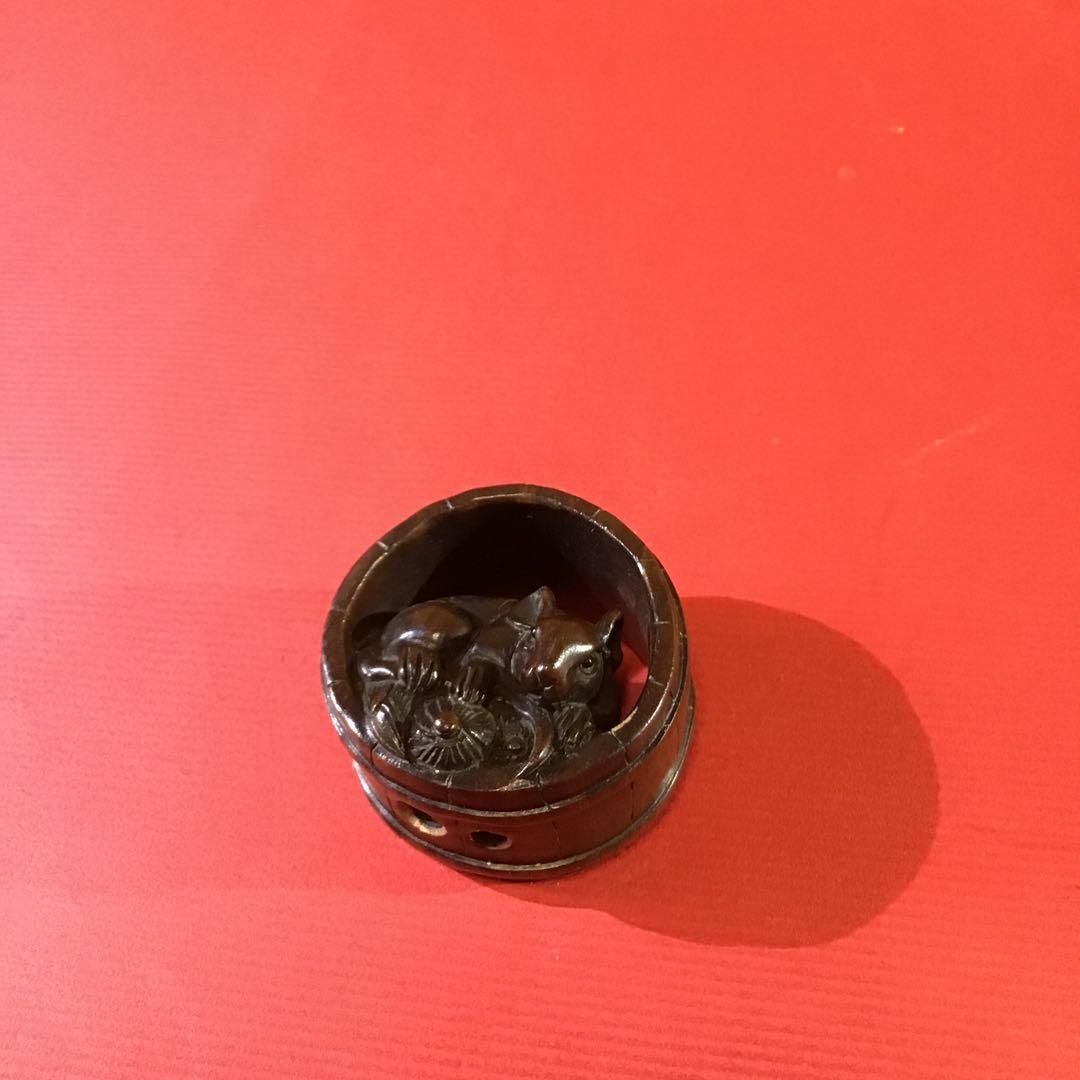 根付　桶に福鼠　黒檀材質　N13