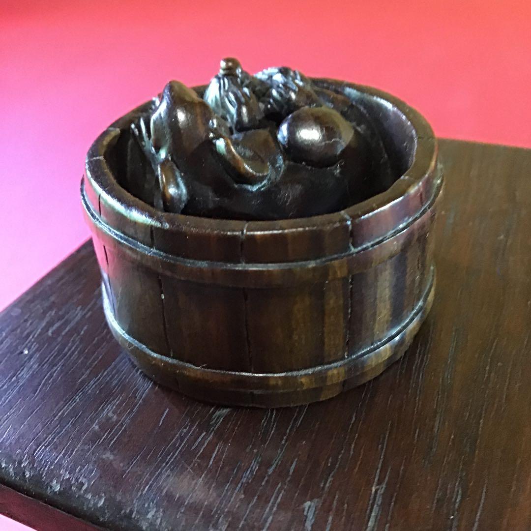 根付　桶に福鼠　黒檀材質　N13